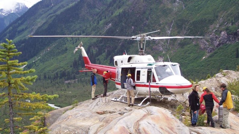 Heli-exploring, Montañas Rocosas canadienses: el alto país de las montañas Purcell de Banff es el destino de tres días de aventuras repletas de helipuertos, con expertos que lideran caminatas por campos de nieve y valles.