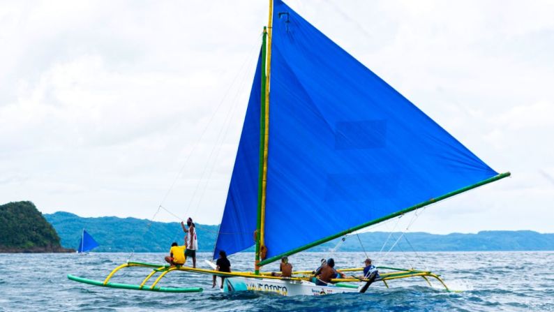 Paraw sailing, Filipinas: este viaje une a los viajeros con la tripulación de un trimarán "paraw" local para explorar islas deshabitadas cerca de Borocay.