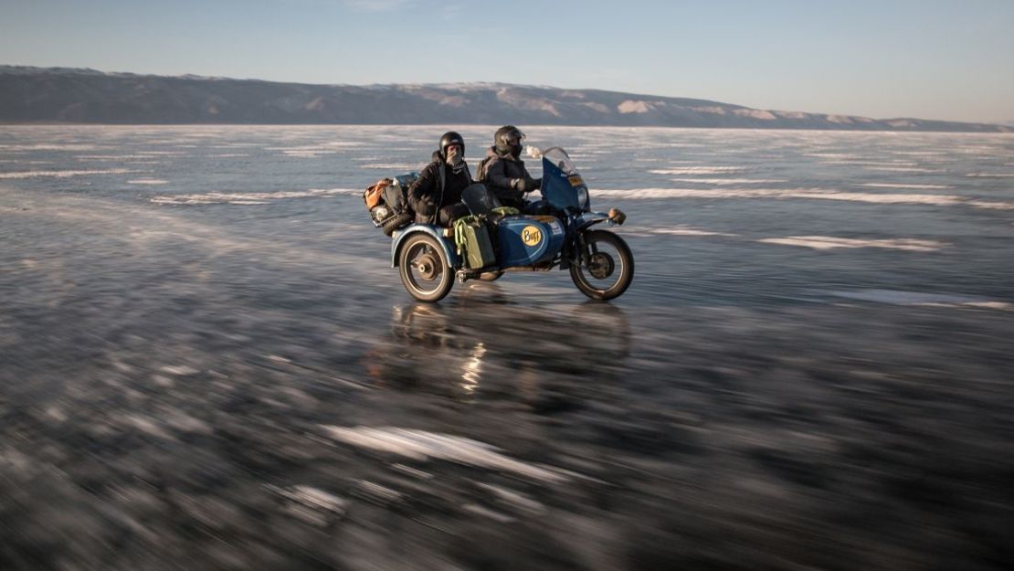 The Ice Run lleva a los viajeros a lo largo de pistas forestales remotas, la estepa nevada y la helada extensión del lago Baikal a través de una motocicleta y sidecar. Con The Adventurist.