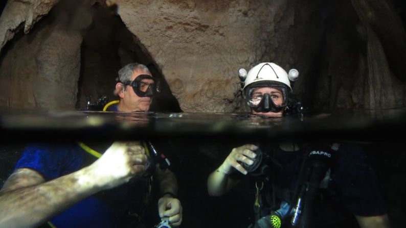 Buceo en cuevas, Toscana: la lujosa villa toscana Grotta Giusti se encuentra sobre un lago termal subterráneo, donde los huéspedes pueden probar el buceo en cuevas.