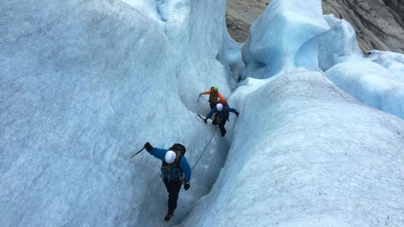 Recorrido por los glaciares, Noruega: esta aventura comienza con una caminata por el vasto glaciar Haugabreen, seguido de kayak entre los imponentes fiordos y una caminata por el espectacular Parque Nacional Jostedalsbreen.