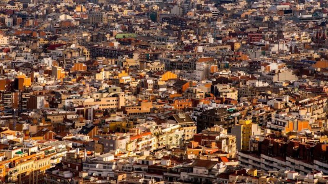 Fili pasó varias semanas viajando por todo Barcelona (aquí en la foto) y fotografíando esos letreros.