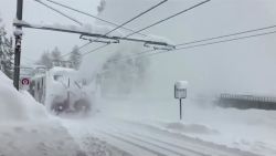 Rescatan a turistas de un centro de esquí aislado por la nieve en Suiza