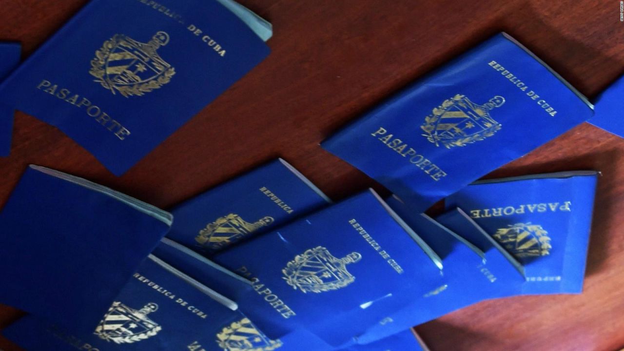 CNNE 483705 - pasaportes cubanos getty