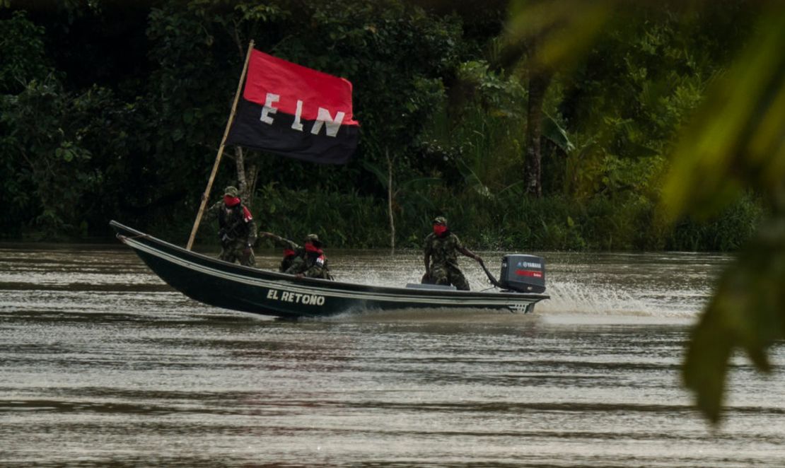 Imagen de archivo. En esta imagen aparecen miembros del frente Omar Gómez del ELN en el río San Juan en el departamento del Chocó, al occidente de Colombia, el 21 de noviembre de 2017.