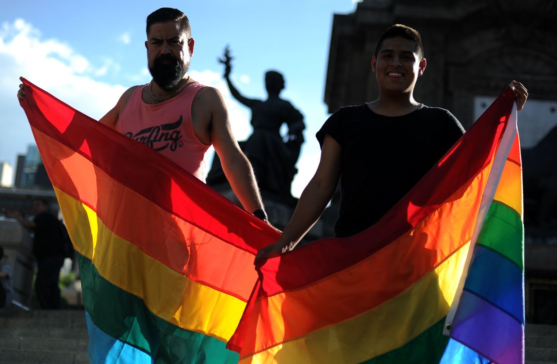 Las personas participan en una protesta contra la violencia contra la comunidad LGBT en Ciudad de México. Foto de archivo de junio, 2017.