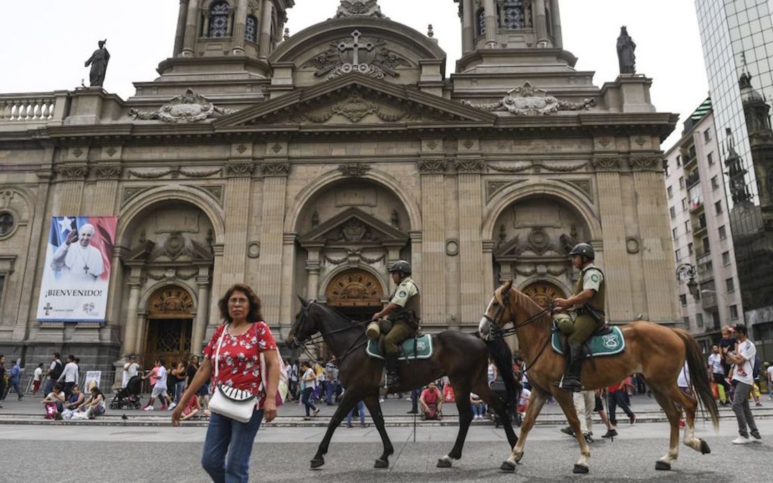 La policía montada de Chile vigila la Catedral Metropolitana de Santiago, previo a la visita del papa Francisco.