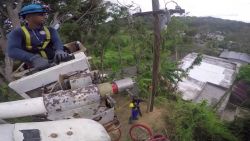 Voluntarios trabajan para devolver la electricidad a Puerto Rico