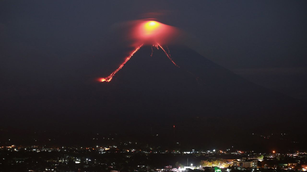 CNNE 484753 - topshot-philippines-volcano-mayon-eruption