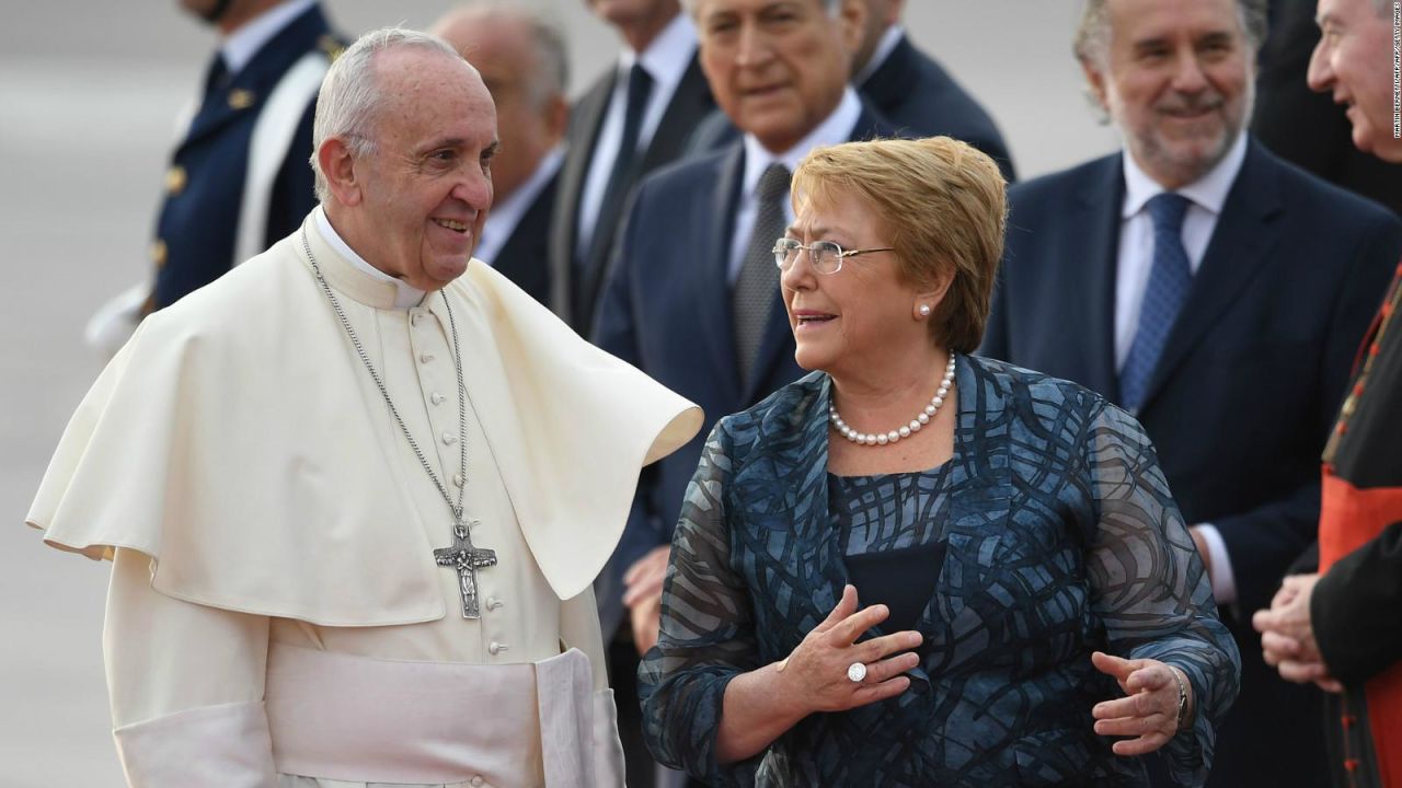 CNNE 484806 - papa francisco y michelle bachelet en chile