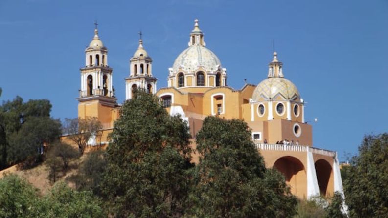 Cholula — A solo unos pocos kilómetros de Puebla se encuentra el pueblo de Cholula, famoso por sus pirámides en la iglesia del santuario de Nuestra Señora de los Remedios.