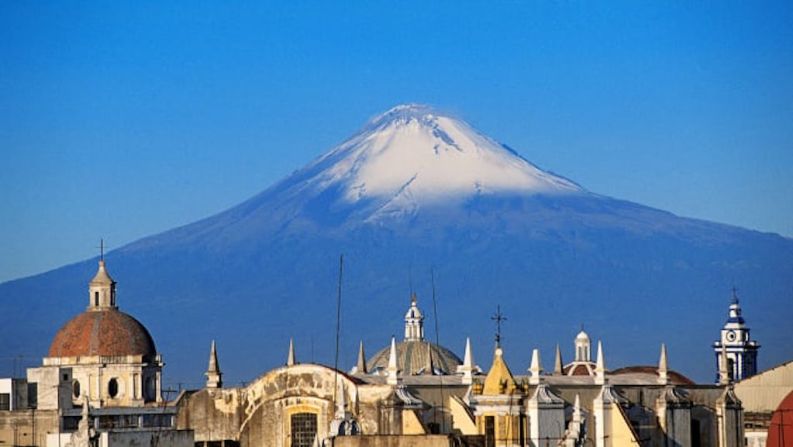 Puebla, México — Es la capital del estado de Puebla. Esta ciudad es la cuarta más grande del país y de alguna manera se siente como una gema escondida.