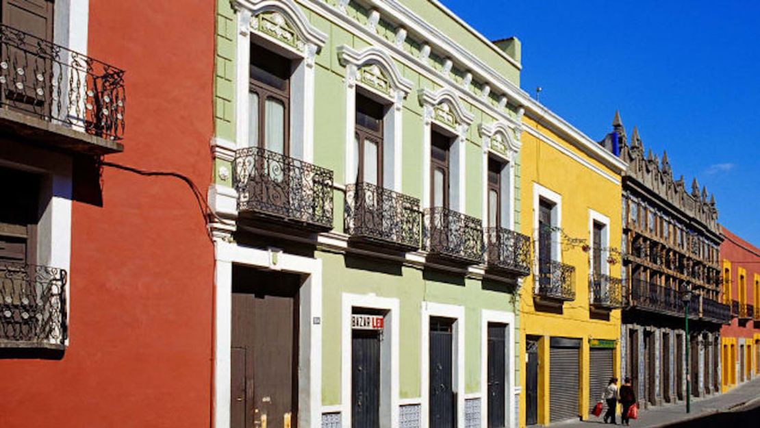 Puebla es famosa por su arquitectura colorida así como por su mezcla característica de piedra y azulejos pintados en el mismo edificio.