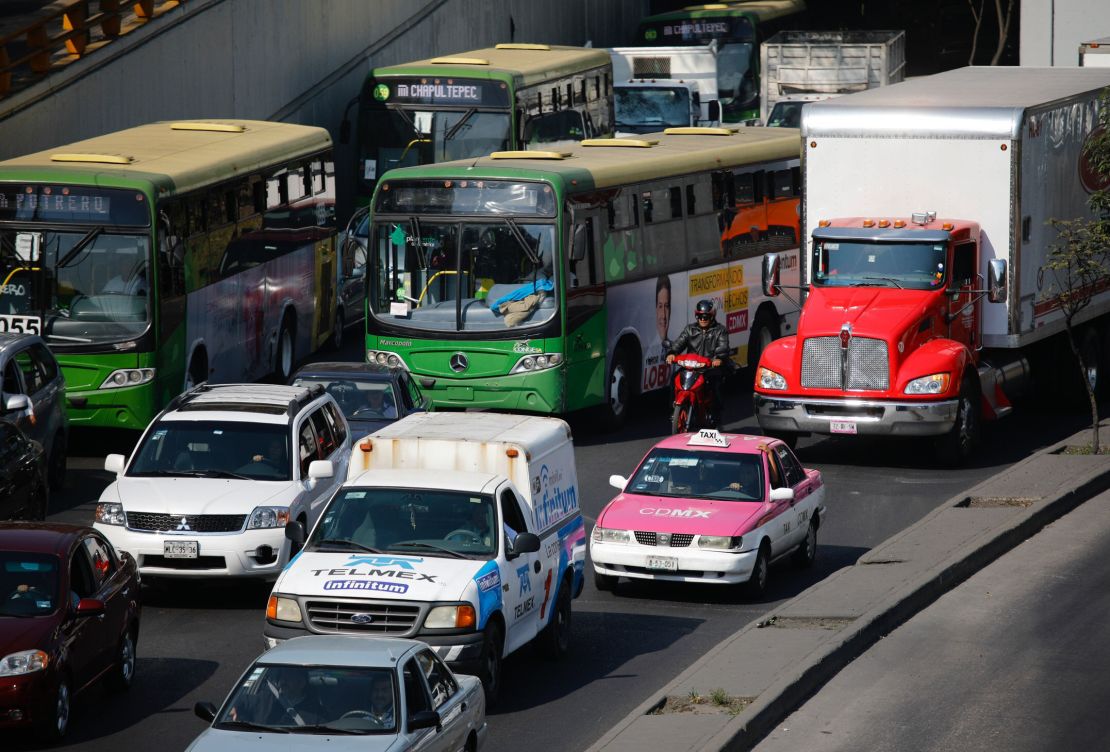 CNNE 485110 - mexico-dailylife-traffic