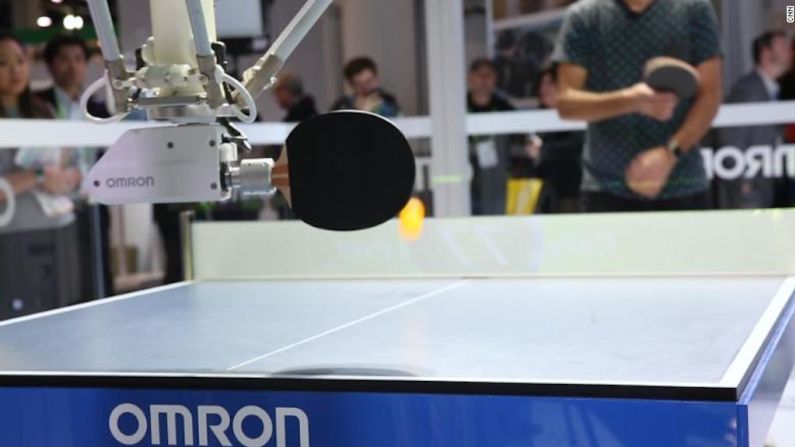 Robot de ping-pong — Aunque no puedas comprar el Forpheus -un robot gigante que juega ping-pong- la compañía Omron mostró cuán divertido puede ser interactuar con robots. La tecnología usa una combinación de cámaras, sensores de detección de movimiento y el aprendizaje automático para ejecutar sus impresionantes habilidades de ping-pong.