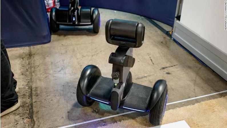 Robots de seguridad para montarse — El robot de seguridad Nimbo de Turing Video no va a detener un robo, pero puede llamar a agentes humanos de seguridad o policías que puedan hacerlo. El robot de dos ruedas está diseñado para circular en interiores, como una tienda, y sus cámaras de video incorporadas pueden monitorear actividades inusuales. También puede mezclarse con los clientes o trabajar en conjunto con un guardia humano, que puede montarse en él como si lo hiciera en una scooter.