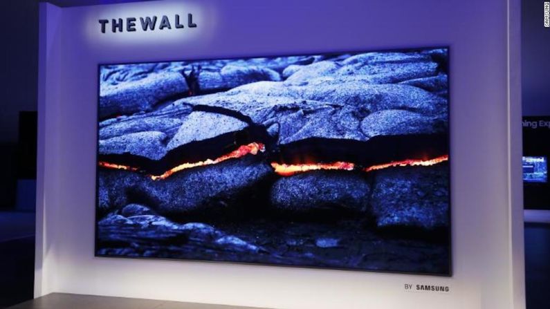 El nuevo televisor de Samsung, una gran pared — El televisor de pared de Samsung alcanza las 146 pulgadas (3,47m). La compañía dice que es su primer televisor MicroLED para sus clientes. Uno de los grandes beneficios, más allá del tamaño, es que es modular. Entonces los clientes pueden personalizar el tamaño y forma de la pantalla al agregar o remover partes de ella, sin afectar la calidad. Hasta el momento, el precio del televisor no ha sido anunciado y estará disponible a finales de este año.