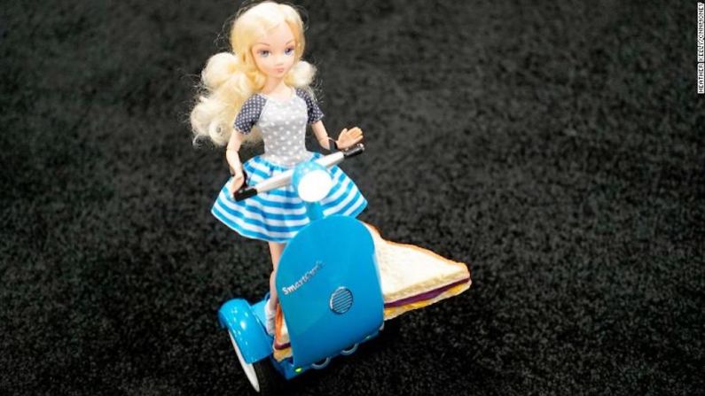 Enseñándoles a las niñas a cifrar — Esta muñeca en una scooter quiere ayudarle a las niñas a aprender cómo cifrar. Diseñada por SmartGurlz está controlada por una aplicación y usa herramientas para enseñarles a las menores sobre matemáticas y computación. Su costo es de 99 dólares.