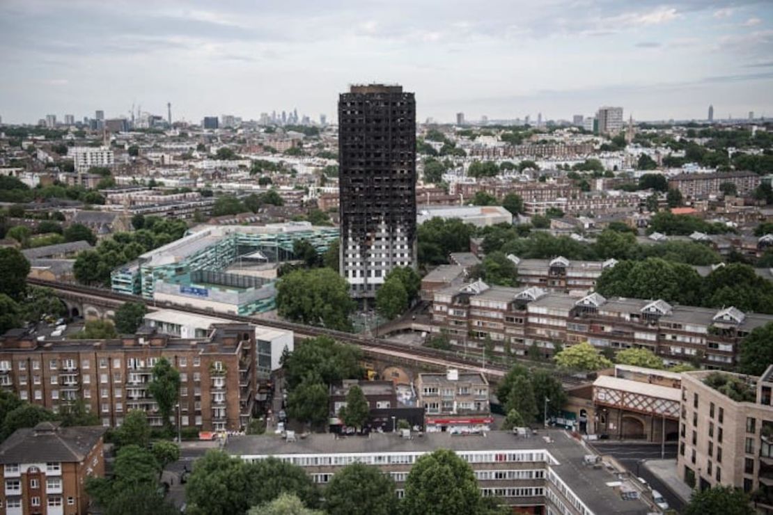 Los restos de la Torre Grenfell son vistos desde una torre vecina el 26 de junio de 2017 en Londres.