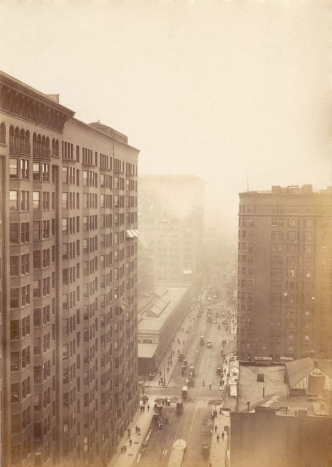 El edificio Monadnock, a la izquierda, aparece en esta foto. Fue fotografiado desde un rascacielos vecino en 1895.