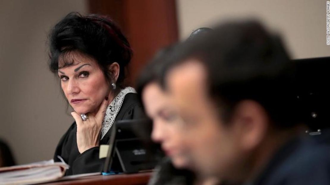 La jueza Rosemarie Aquilina mira a Larry Nassar mientras él escucha a sus víctimas en una corte de Michigan, el 16 de enero de 2018.