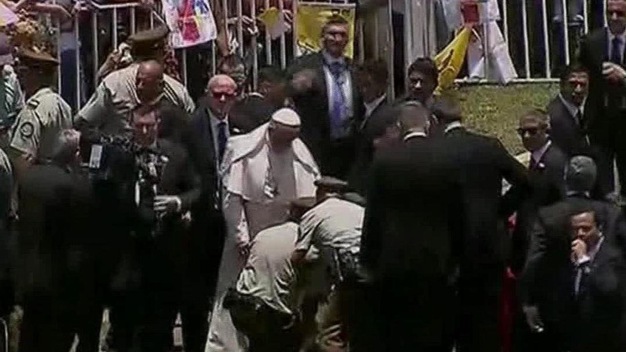 Cuando se encontraba en Iquique (Chile) este jueves, Francisco salió de su papamóvil para ayudar a una policía herida que se cayó de su caballo, tras chocar de reversa con el vehículo.