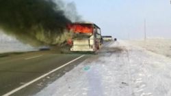CNNE 485775 - kazajistan autobus accidente incendio