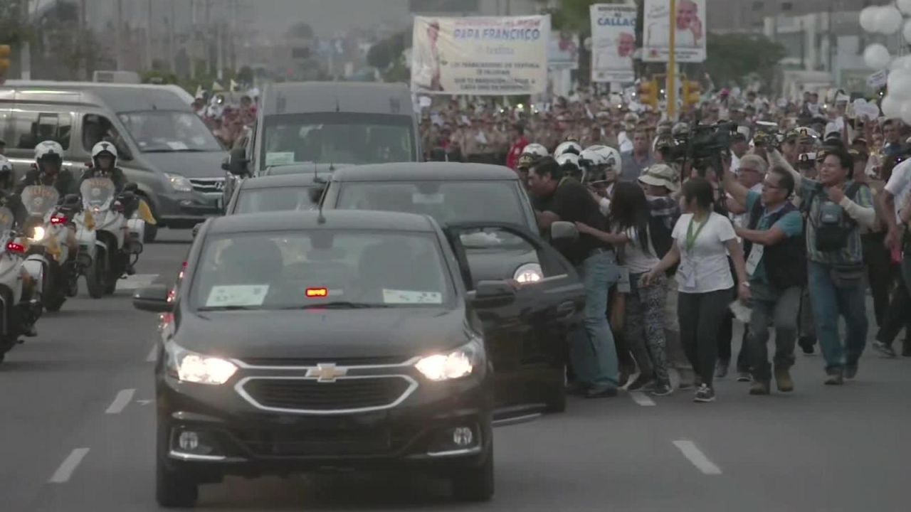 CNNE 485796 - periodistas chacaleo papa lima