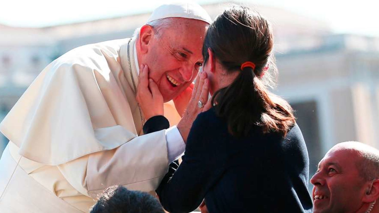 El 4 de mayo de 2016, Francisco se acercó a una niña invidente que tocó la cara del pontífice y él devolvió el gesto.