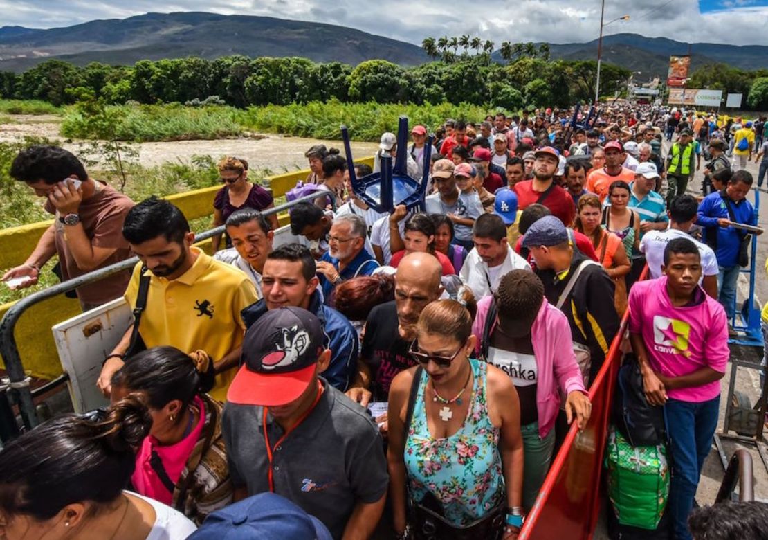 Ciudadanos venezolanos entran a Cúcuta, en Colombia, desde San Antonio del Táchira, en Venezuela.