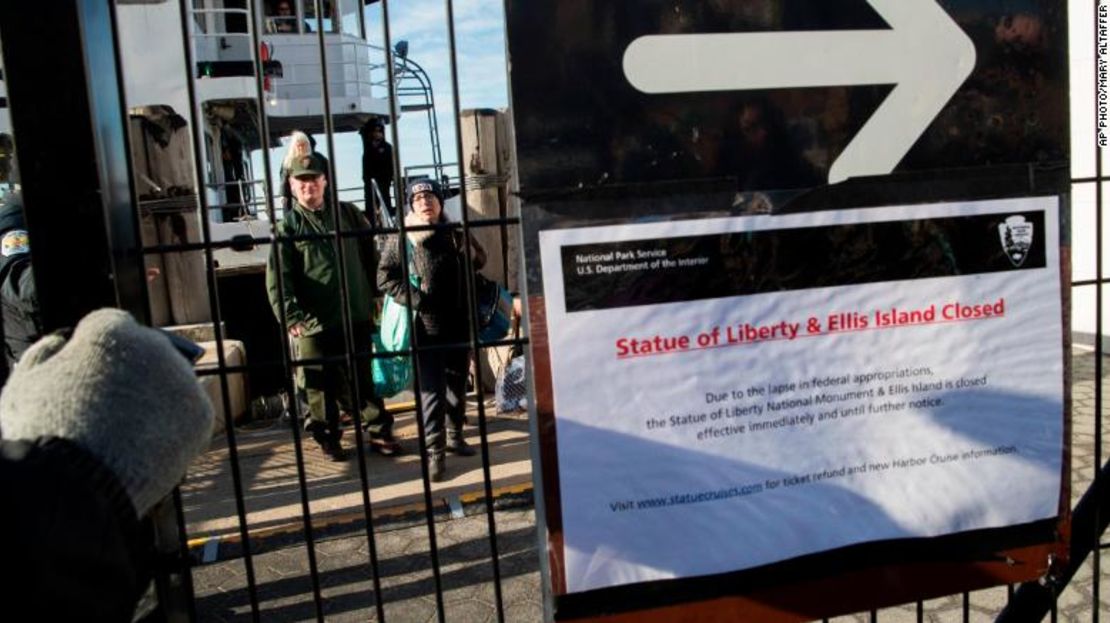 Anuncio de cierre de la Estatua de la Libertad y la isla Ellis, en Nueva York.