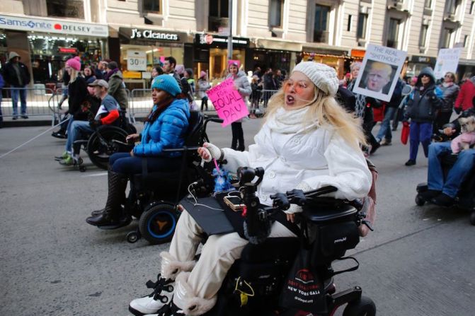 Personas en sillas de ruedas motorizadas participan en la Marcha de las Mujeres en Nueva York.