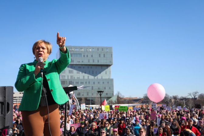 Vi Lyles, la primera alcaldesa afroestadounidense de Charlotte, Carolina del Norte, participa en la Marcha de las Mujeres en su ciudad.