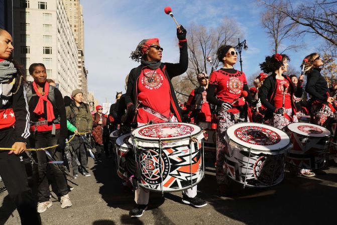 Un grupo de percusionistas, todas mujeres, participan en la Marcha de las Mujeres en Nueva York.