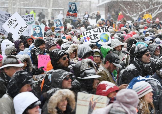 Participantes de la Marcha por el Respeto, organizada a un año de la Marcha de las Mujeres, en Park City, Utah.