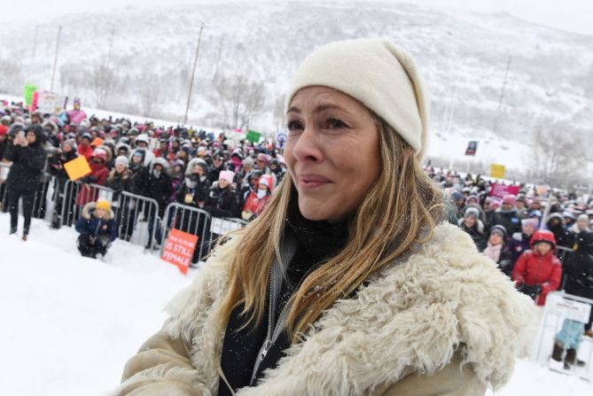 La actriz Maria Bello participa en la Marcha por el Respeto en Park City, Utah, organizada como parte del aniversario de la Marcha de las Mujeres 2017.