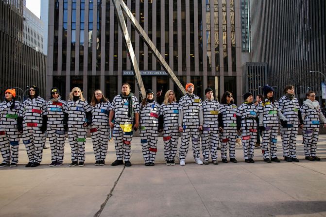 Miembros de la instalación artística BRICK x BRICK toman parte de la Marcha de las Mujeres en Nueva York.