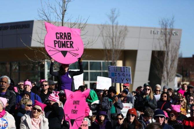 Gente se reúne en el parque First Ward de Charlotte, Carolina del Norte, como parte de la Marcha de las Mujeres.