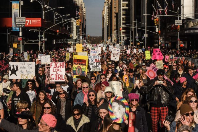 Una multitud recorre la Sexta Avenida en Nueva York como parte de la Marcha de las Mujeres.