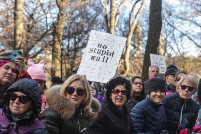 Participantes de la Marcha de las Mujeres en Nueva York muestran un mensaje contra la construcción del muro en la frontera entre Estados Unidos y México.