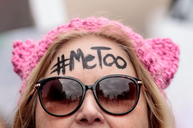 Con el nombre del movimiento #MeToo (Yo también) escrito en la frente, Diana Schmitt participa en la Marcha de las Mujeres en Saint Louis, Missouri.