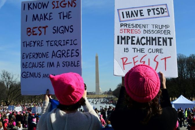 Dos mujeres despliegan carteles en las escaleras del Monumento a Lincoln, en Washington, donde miles de personas participaron en la Marcha de las Mujeres.