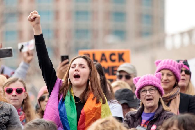 Participantes de la Marcha de las Mujeres escuchan a los oradores en el evento de Saint Louis, Missouri.