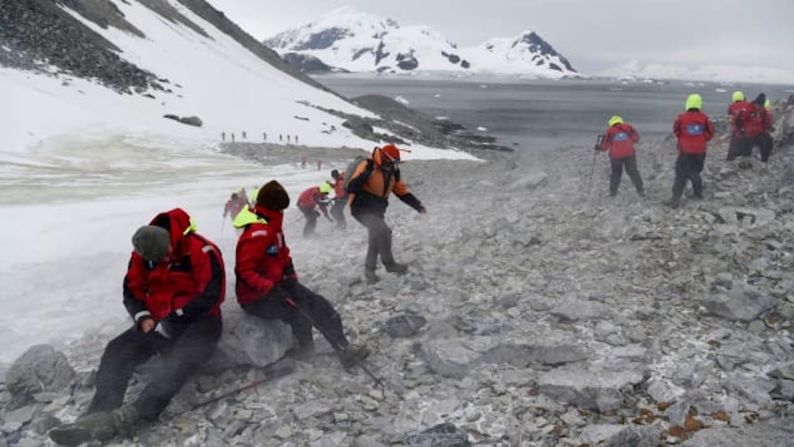 Antártida — A menudo es descrito como la última tierra salvaje del planeta. Los ambientalistas han estado preocupados por el impacto de los turistas que visitan la Antártida. La parte más meridional del continente no tiene residentes permanentes, pero el número de turistas ha aumentado constantemente en los últimos años. En la temporada 2016-2017 hubo 44.367 visitantes. Te recomendamos que vayas a Georgia del Sur y a las Islas Sandwich del Sur para probar el helado sur sin tener que navegar hasta la Antártida.