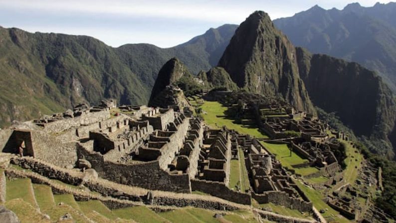 Machu Picchu, Perú — 5.000 personas visitaron Machu Picchu cada día en 2016, el doble de personas que recomendó la UNESCO. Te recomendamos visitar este lugar entre octubre y abril. Aunque es temporada de lluvias, el número de visitantes es mucho menor. Te recomendamos que en vez de ir a Machu Picchu, visites la Ciudad Perdida, en la vecina Colombia, que es cada vez más segura y menos agobiada por el turismo. Muchos menos turistas van a la Ciudad Perdida, lo que facilita su exploración.