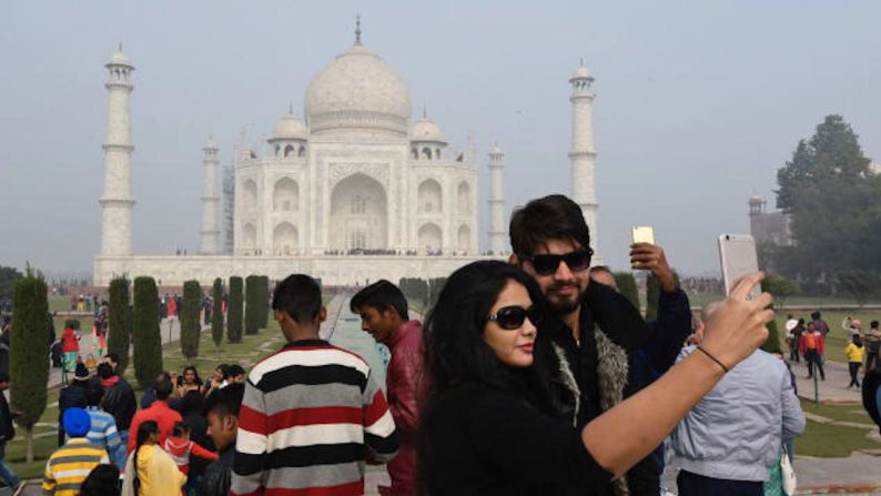 Taj Mahal, la India — Ocho millones de turistas visitan el Taj Mahal cada año, y los visitantes internacionales son casi la mitad. El resultado es una experiencia caótica, con multitudes empujándose para entrar a uno de los museos más emblemáticos del mundo. Si te animas a ir, te recomendamos llegar al amanecer (el museo abre a las 6 a.m.), pues es más fácil ingresar a esa hora, aunque así no evites ser empujado. También podrías visitar la tumba de Humayun en Delhi, que aunque no es tan espectacular, las multitudes no son tan implacables como las del Taj.