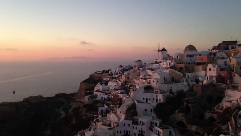 Santorini, Grecia — Hay muy pocos lugares en el mundo donde los atardeceres se ven tan espectaculares como en Santorini, pero este lugar está en peligro de perder su encanto. Casi dos millones de personas visitaron la isla en 2017 y 850.000 cruceros llegaron a sus puertos, trayendo pasajeros que solo están allí durante algunas horas. Te recomendamos hospedarte en hostales locales y evitar esos viajes en burro éticamente dudosos que suben y bajan turistas desde hacia el puerto.