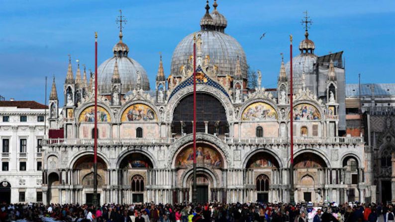 Venecia, Italia — El año pasado los habitantes locales también protestaron por la gran cantidad de turistas que llegan cada año a esta ciudad. La población de Venecia se ha desplomado a 55.000 personas por cuenta del turismo masivo, pues 30.000 personas viajan a esta ciudad cada año. Si vas, explora lugares aledaños y cena en restaurantes y bares locales. Te recomendamos visitar Annecy en Francia, que también tiene una gran red de canales, un precioso lago y una arquitectura deslumbrante, sin la abrumadora multitud de Venecia.