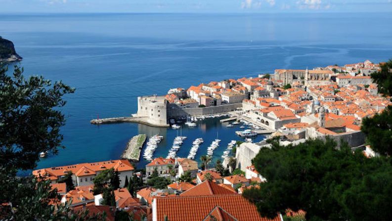 Dubrovnik, Croacia — La ciudad limitó el número de personas que pueden escalar sus murallas del siglo XV a solo 4.000 diarias, ya que en agosto de 2016 la cifra de turistas fue de 10.388 en un día, muchos de ellos impulsados por el papel protagónico de la ciudad en la serie Game of Thrones. Te recomendamos alojarte en la cercana Cavtat, que tiene un ambiente pintoresco y antiguo y playas vacías, perfectas para escapar de las multitudes.