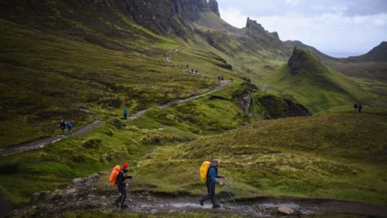 Isla de Skye, Escocia — En 2017 la infraestructura de la isla más grande de Escocia sufrió por la presión de miles de turistas que recorrieron sus estrechas calles en buses y automóviles. Te recomendamos no viajar en temporada alta (a mitad de año) y que explores las pequeñas islas de Ron, Muck y Eigg o también que viajes más al sur y explorares Jura.